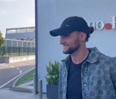 笑容满面！拉比奥特抵达米兰，并对镜头说了句“forza Milan”