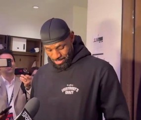 开云体育app-詹姆斯回应离队传闻,称将履行完湖人合同|勒布朗·詹姆斯|体育赛事讨论|勒布朗-詹姆斯|洛杉矶湖人队|nba_新浪体育_新浪新闻